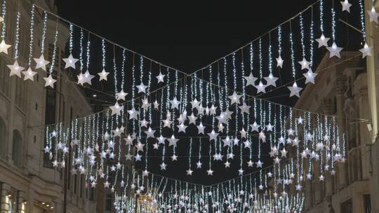夜晚伦敦英国街商店里的圣诞灯饰视频素材模板下载