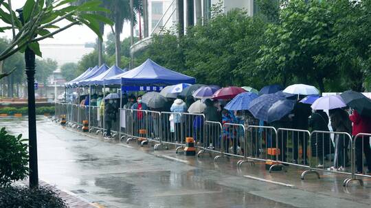 雨中医院门口排队做核酸的人们4k视频素材