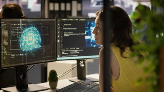 员工使用人工智能技术设计机器学习算法