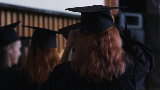 毕业典礼上女学生在调整学术帽