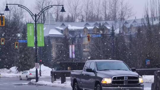 在加拿大的街道上下雪