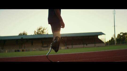 站在田径场的残疾运动员视频素材模板下载