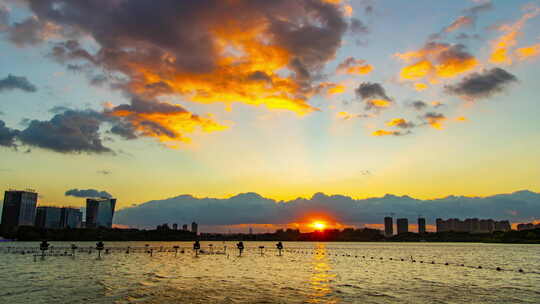 湖边日落，傍晚时光流逝