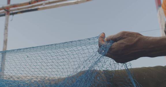 渔民在织渔网 