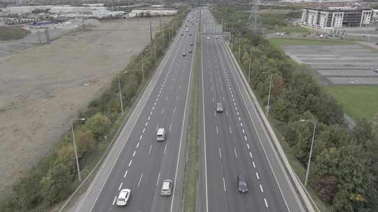 白天爱尔兰都柏林繁忙的M50高速公路上的无人驾驶飞机交通视图。天线