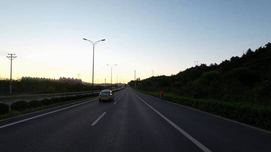 开车视角行驶在公路上  沿途风景