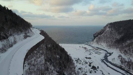 日本北海道知床半岛海岸线公路风光