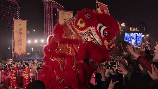 夜间苏州城市街头舞狮狮王争霸表演升格