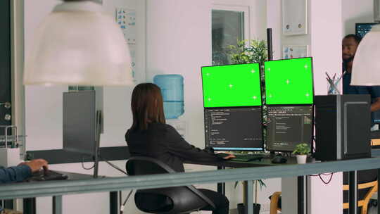 亚洲系统工程师在多台显示器上使用Html脚本代码和绿屏