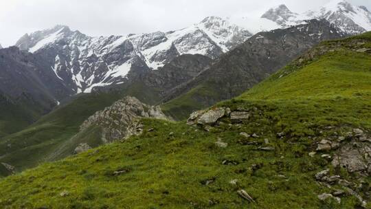 航拍新疆的雪山