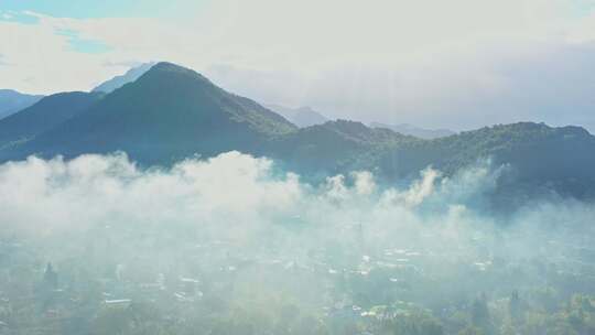 云下山村鸟瞰图