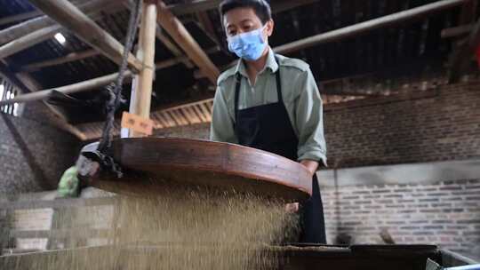 慢镜头实拍古法榨油百年油坊茶油茶籽油加工