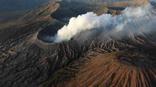 惊人的火山爆发和爆炸冲击波特写镜头