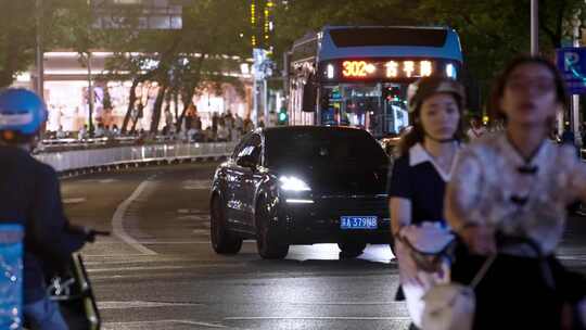 城市夜晚车水马龙