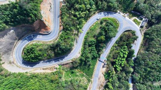 盘山公路行驶的各种车辆