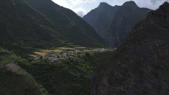 山间村落景象的自然风光全景