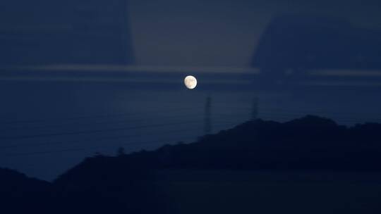 高铁窗外的月亮和远山4k视频