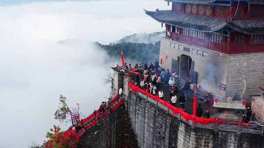 高山云雾 祈福观景的人