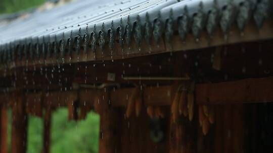 下雨天的屋檐实拍视频