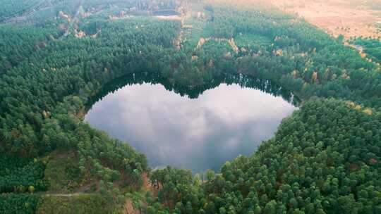 森林里的心型湖泊