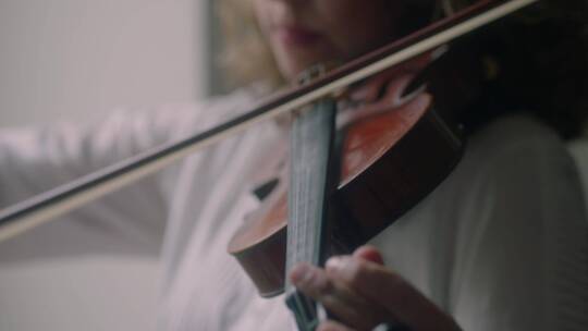 音乐家拉小提琴视频素材模板下载
