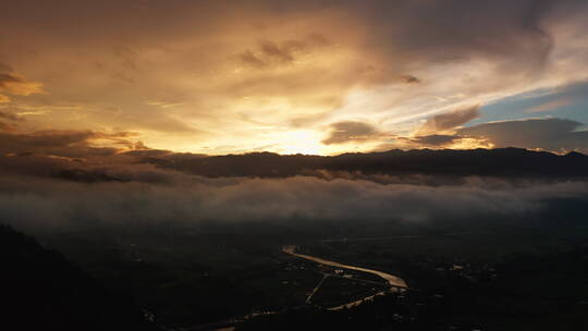 夕阳下的云雾山河