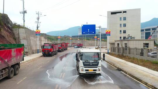 环卫洒水车冲洗道路