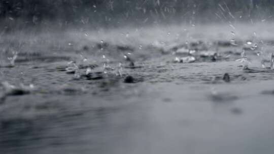 下雨暴雨雨滴地上积水