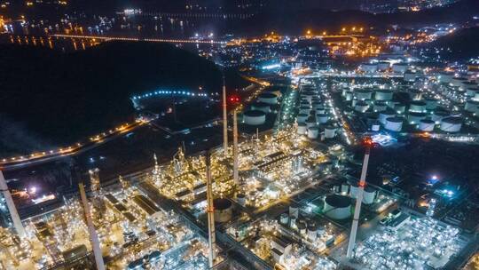 夜晚化工厂炼油厂航拍