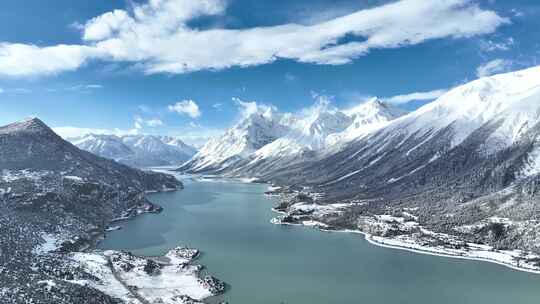 西藏昌都市八宿县然乌湖和雪山森林航拍风光视频素材模板下载