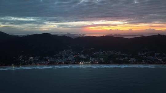 航拍泰国普吉岛卡伦海滩地区城镇日出风光