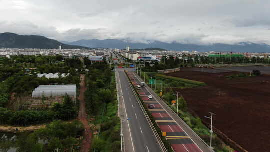 云南松茸航拍空镜顺丰车开向城市