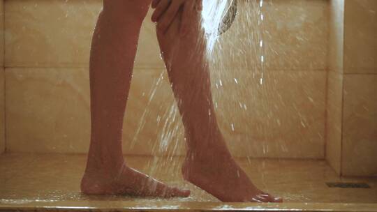 女孩性感美腿浴室冲凉洗澡视频素材