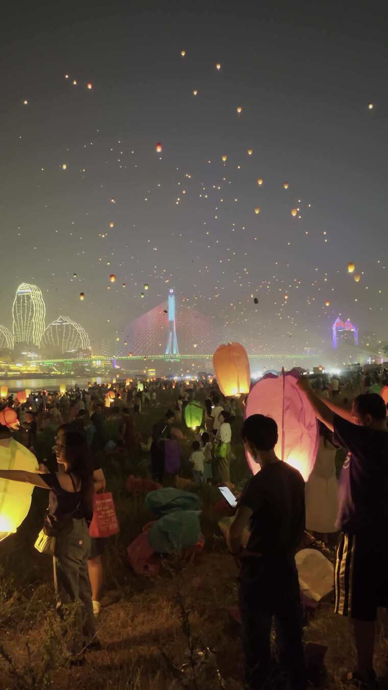 西双版纳泼水节孔明灯祈福活动