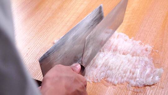 厨师在制作鱼肉丸子剁馅视频素材模板下载