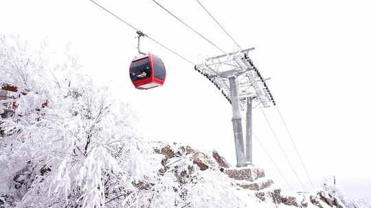 河南老君山雪后旅游索道缆车旅行