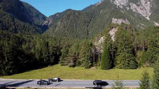 无人机拍摄的山脉和道路