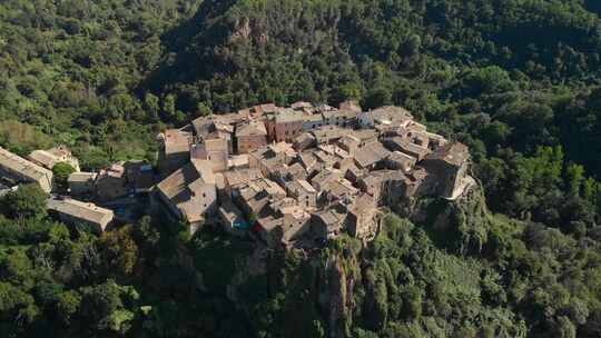 无人机在卡尔卡塔韦基亚周围飞行，卡尔卡塔韦基亚是一个典型的意大利中世纪城镇，站在山顶上