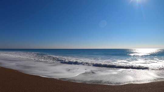 海浪拍打沙滩 蓝天白云