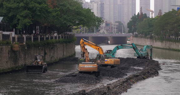 挖掘机在成都市区清理河道