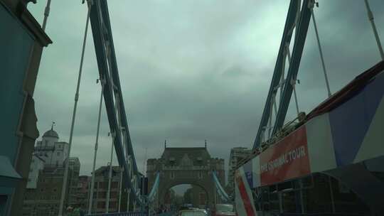 英国伦敦塔桥 伦敦塔桥行驶视频素材模板下载