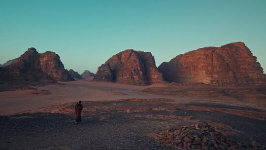 独自走在沙漠上的男子视频素材模板下载