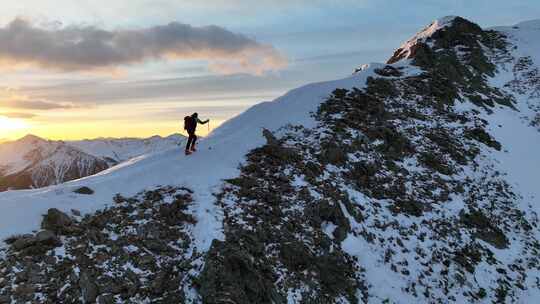 登山者走在雪山上高清在线视频素材下载