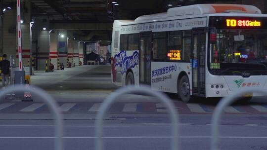 广州天河东站公交场公交车出站视频素材模板下载
