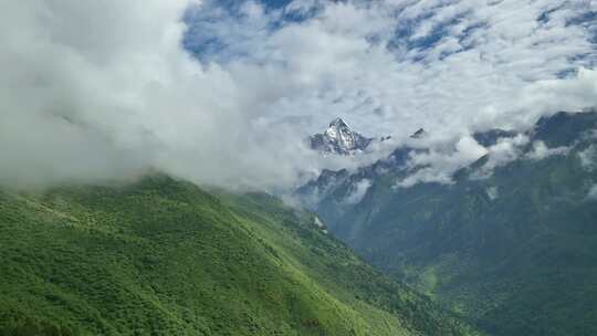 航拍云雾缭绕的四川阿坝四姑娘山幺妹峰