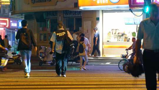 行人过马路夜晚夜景晚上下班城市交通行人人