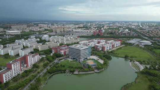 华东理工大学校园蓝天白云风景视频素材模板下载