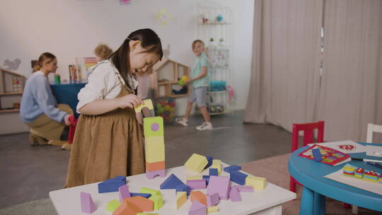 玩泡沫积木的小女孩视频素材模板下载