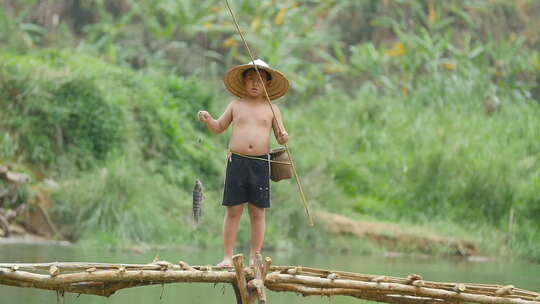小男孩在江上展示一条刚钓的鱼视频素材模板下载