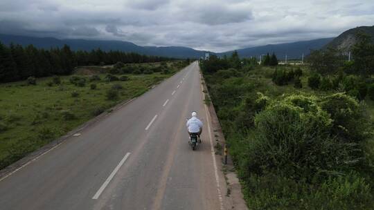 山间马路骑行